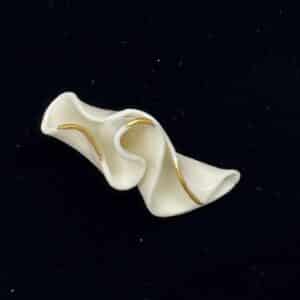 Broche en Porcelaine et Or fin, Collection "Loïe"