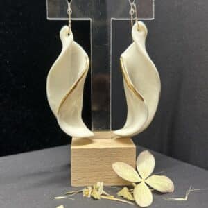 Boucles d'oreilles pendantes en porcelaine et or