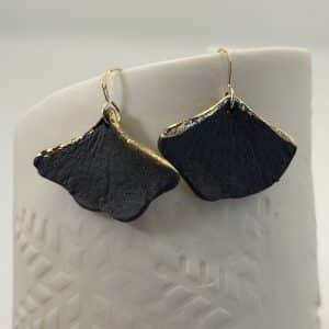 Boucles d'oreilles en porcelaine noire et liseret or, feuille de ginkgo biloba