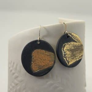 Bijou, Boucles d'oreilles en porcelaine noire et lustre or, feuille de ginkgo biloba