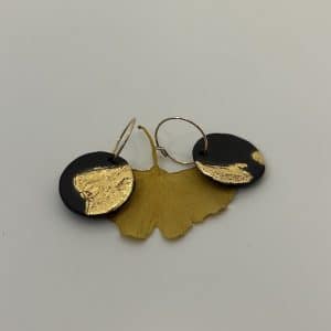 Bijou, Boucles d'oreilles en porcelaine noire et lustre or, feuille de ginkgo biloba