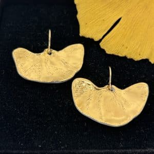 Bijou, Boucles d'oreilles en porcelaine et lustre or, feuille de ginkgo biloba