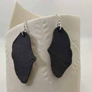 Boucles d'oreilles en Porcelaine Noire Feuille de Ginkgo Biloba