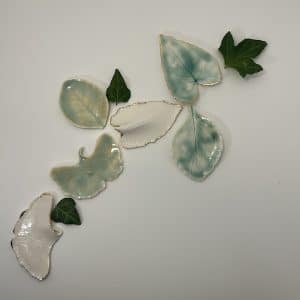 Petites feuilles émaillées en chemin de table