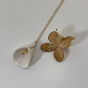 Pendentif Fleur Arum Porcelaine et lustre Or