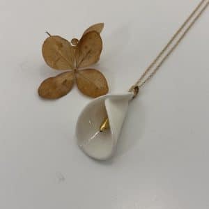 Pendentif Fleur Arum Porcelaine et lustre Or