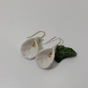 Boucles d'oreilles pendantes en porcelaine et or