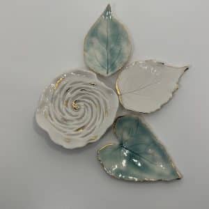 Décoration de table Fleur en Porcelaine et ses petites feuilles