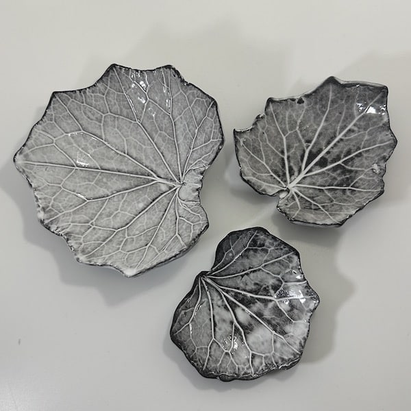 Coupelles feuilles de tussilage Faïence noire 1 Coupelles feuilles de tussilage Faïence noire