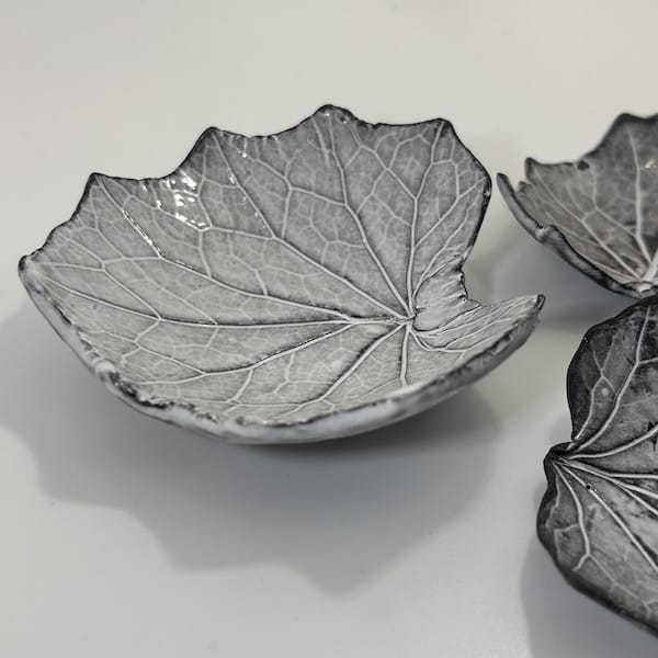 Coupelles feuilles de tussilage Faïence noire 3 Coupelles feuilles de tussilage Faïence noire – Image 3