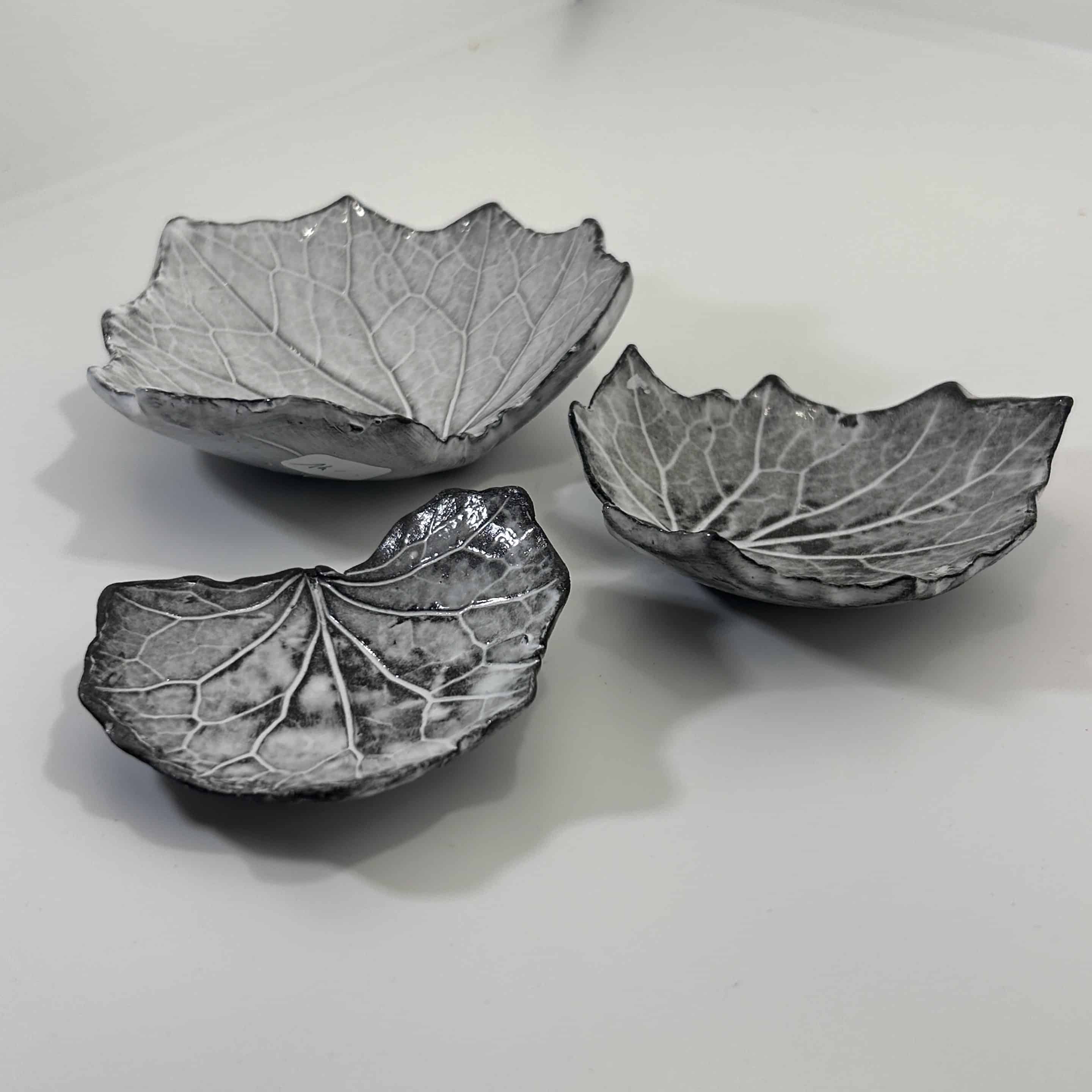 Coupelles feuilles de tussilage Faïence noire 2 Coupelles feuilles de tussilage Faïence noire – Image 2